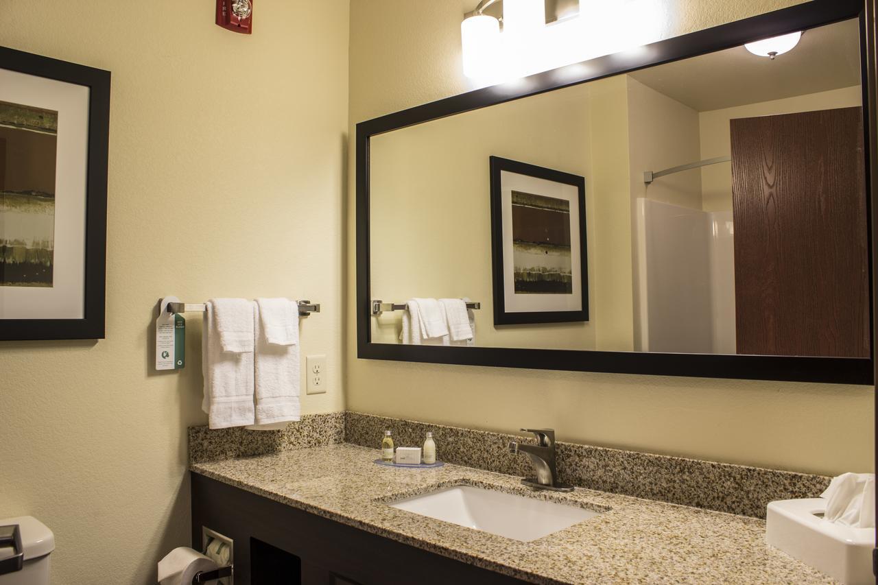 Hotel Cobblestone & - Chippewa Falls